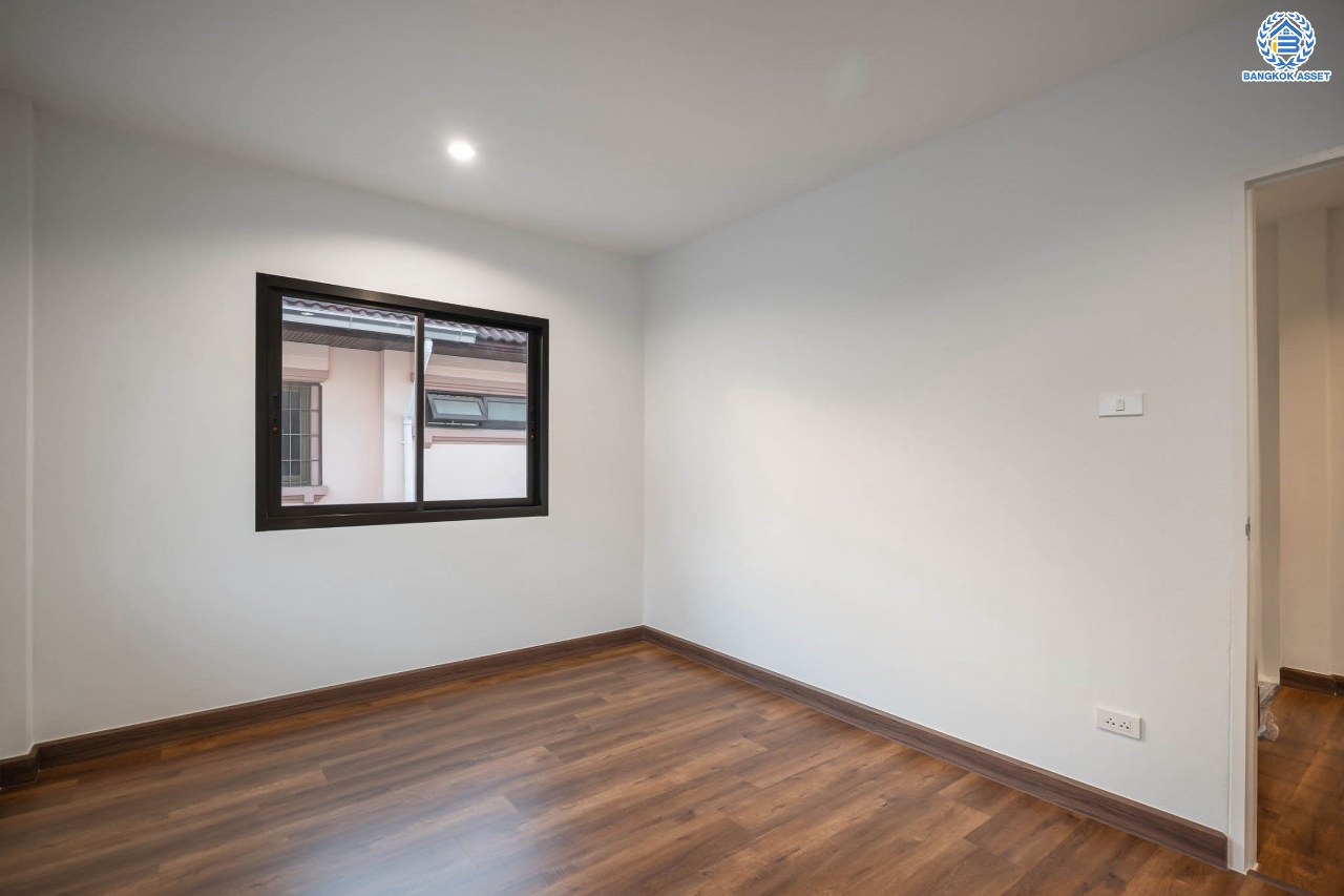 บ้านมือสองตกแต่งใหม่ โครงการ มณียา3 รัตนาธิเบศร์-ท่าอิฐ แบรนด์ Property Perfect หลังใหญ่ เนื้อที่ 65.3 ตร.ว. ฟังก์ชันครบ! 3 ห้องนอน 2 ห้องน้ำ 1 ห้องอเนกประสงค์ 2 ที่จอดรถ บนทำเลที่ดีที่สุด! เชื่อมต่อถนนรัตนาธิเบศร์ และถนนราชพฤกษ์ ใจกลาง 2 เซ็นทรัลฯ ใกล้ MRT "สถานีบางรักน้อยท่าอิฐ" และทางด่วน "งามวงศ์วาน"